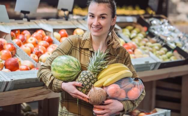 mujer-comprando-en-el-mercado-donde-comprar-comida-saludable-y-barata