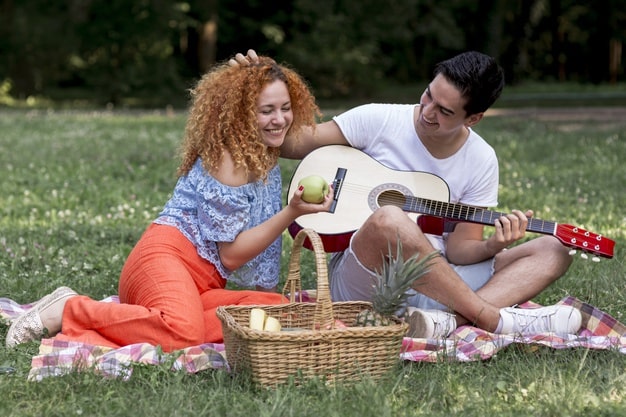 10-actividades-gratuitas-para-sentirse-mejor-con-uno-mismo-pareja-enamorados-picnic