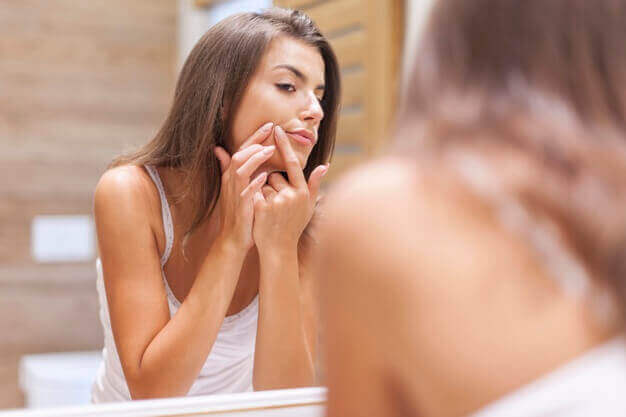 beneficios-acido-saliciIlico-acne-verrugas-manchas-mujer-joven-tiene-problemas-piel-cara